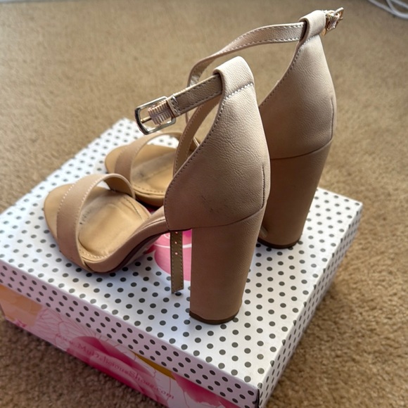 Elegant Tan Heels - Picture 3 of 4